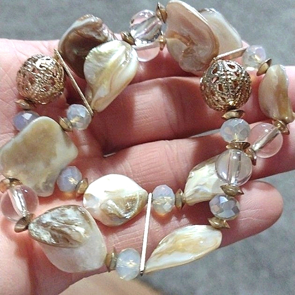 NATURAL SHELL AND CRYSTAL STRETCH BRACELET MOTHER OF PEARL GOLD FILIGREE BEADS